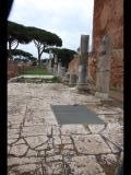 06982 ostia - regio i - forum - porticus - ostseite - ri sueden - 01-2024.jpg